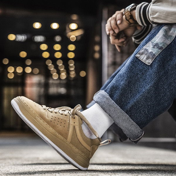 Lapos talpú és fűzős férfi tornacipő új modellje