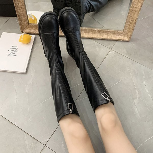 Női bőrcsizma cipzárral és lapos talppal