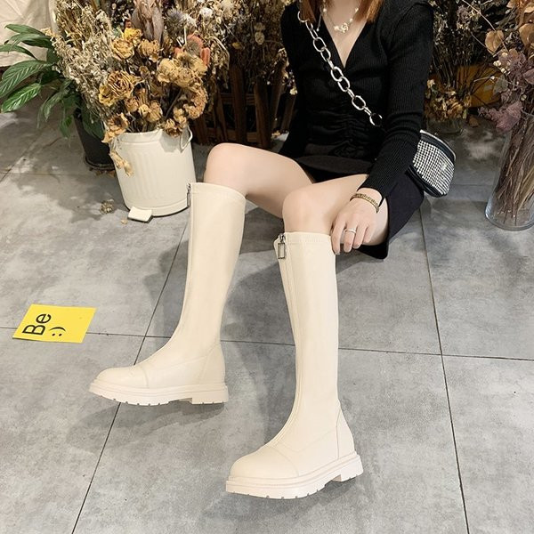 Női bőrcsizma cipzárral és lapos talppal