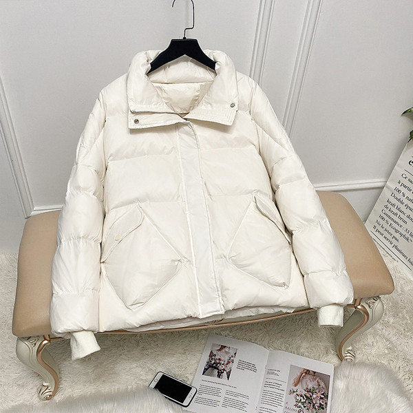 Ženska zimska jakna s visokim ovratnikom i džepovima