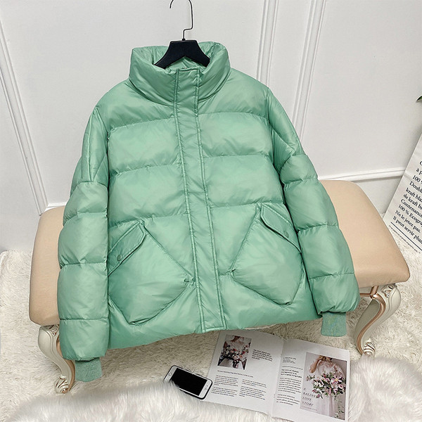 Ženska zimska jakna s visokim ovratnikom i džepovima