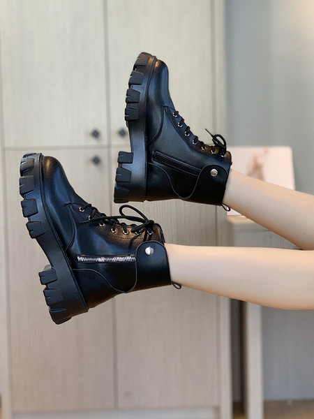 Női alkalmi csizma lapos 6 cm-es talppal, fekete színben