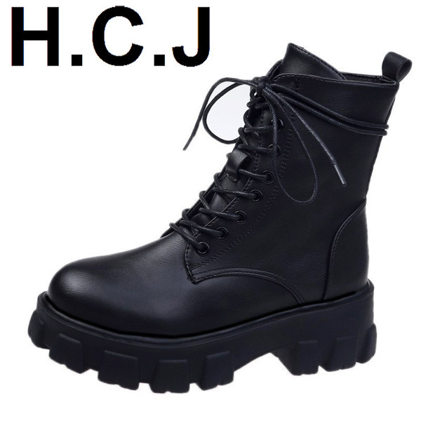 Fekete női bőr csizma durva talppal