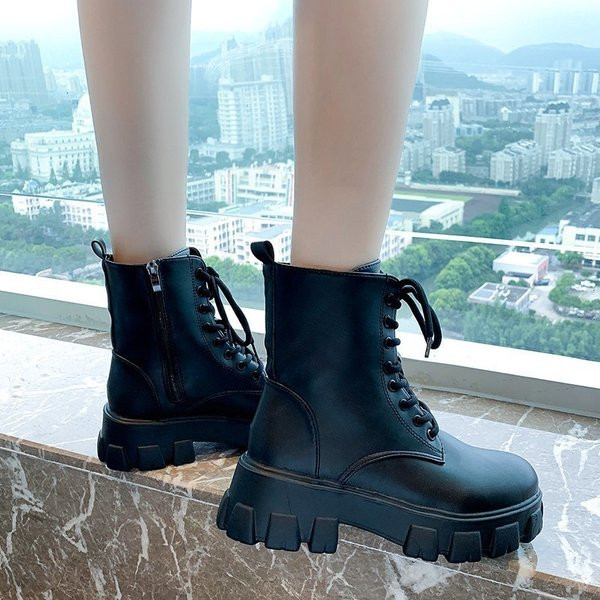 Fekete női bőr csizma durva talppal