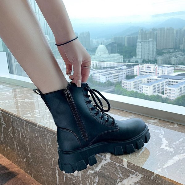 Fekete női bőr csizma durva talppal