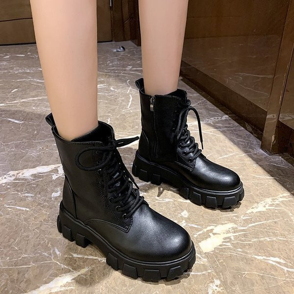 Fekete női bőr csizma durva talppal