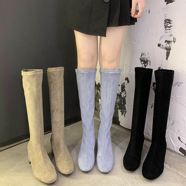 Velúr női csizma alacsony szögletes sarokkal