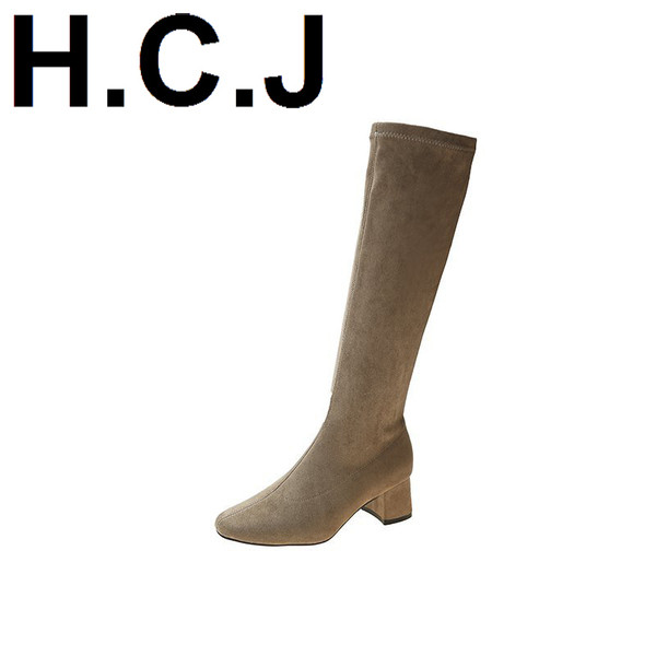 Velúr női csizma alacsony szögletes sarokkal