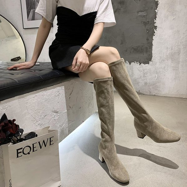 Velúr női csizma alacsony szögletes sarokkal