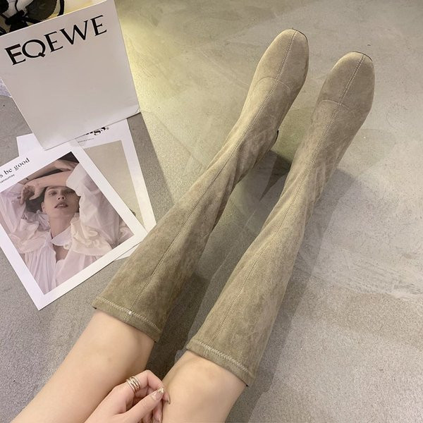 Velúr női csizma alacsony szögletes sarokkal