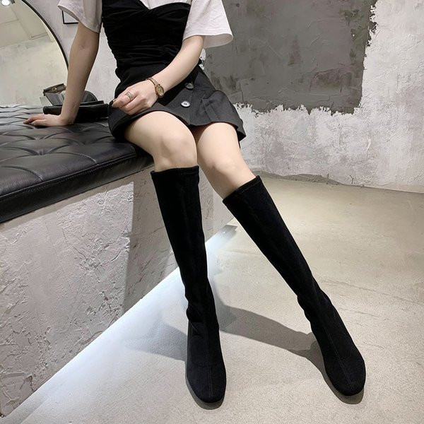 Velúr női csizma alacsony szögletes sarokkal