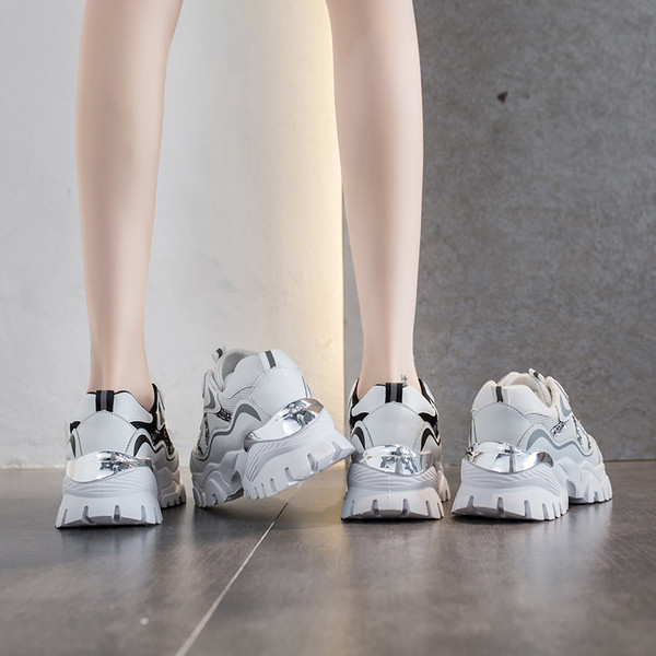 Fényes hatású modern női tornacipő