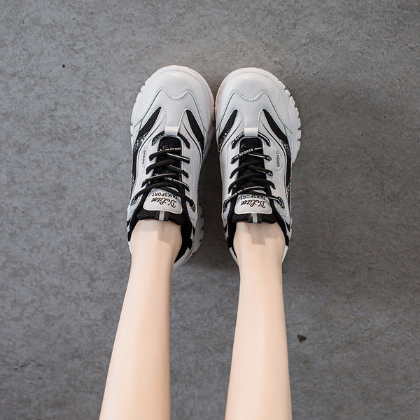 Fényes hatású modern női tornacipő