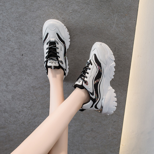 Fényes hatású modern női tornacipő