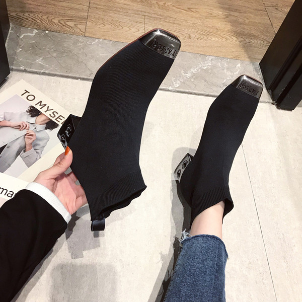 Modern női zoknis csizma fekete színben