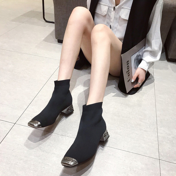 Modern női zoknis csizma fekete színben