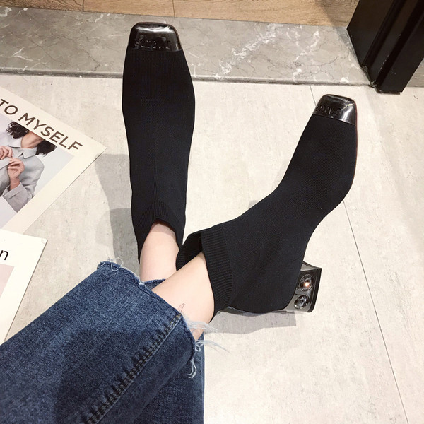 Modern női zoknis csizma fekete színben