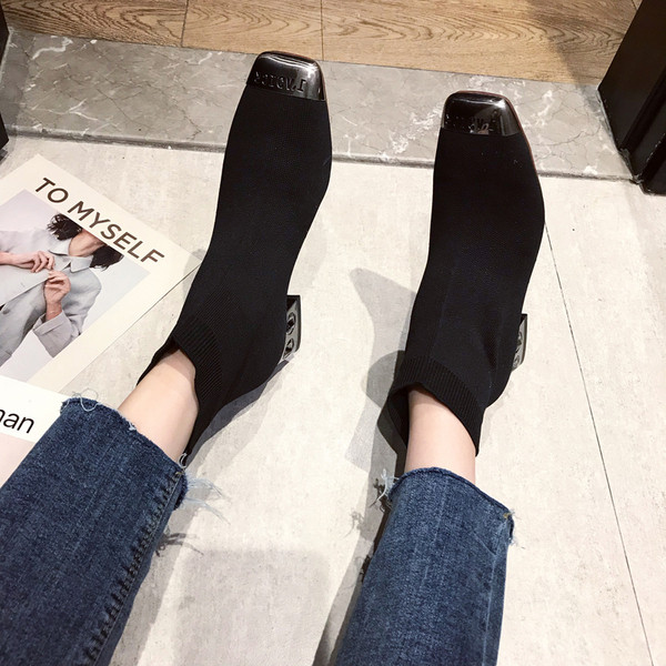 Modern női zoknis csizma fekete színben