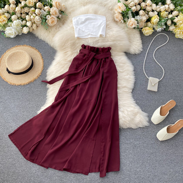 Modern női mellszobor és magas derekú szoknya szett