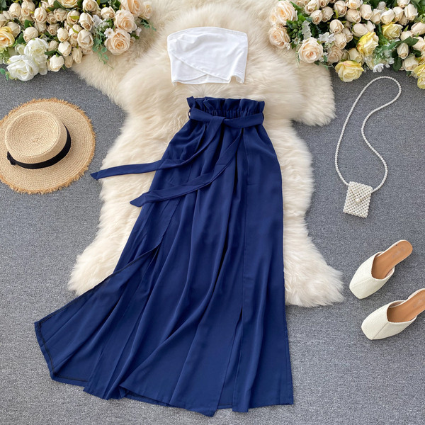 Modern női mellszobor és magas derekú szoknya szett