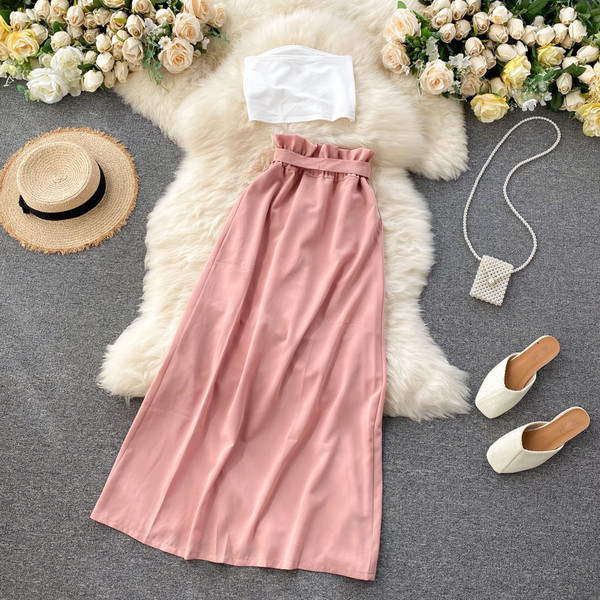 Modern női mellszobor és magas derekú szoknya szett