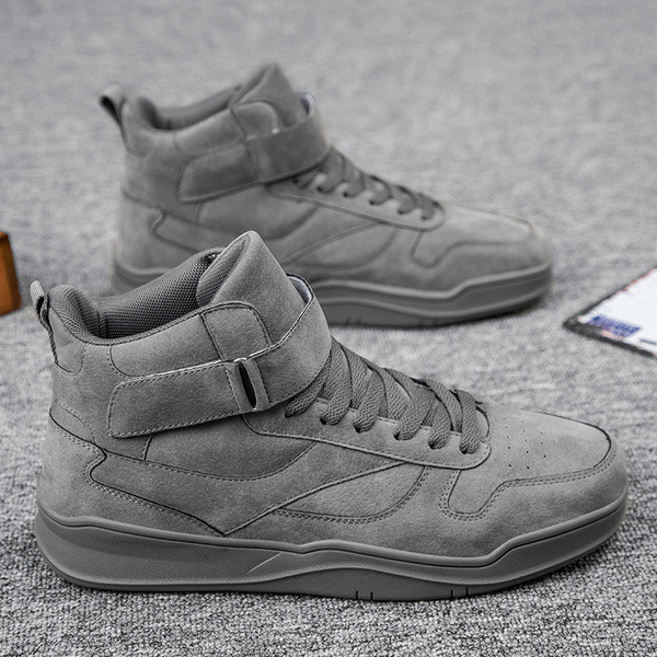 Öko bőrből készült, matricás férfi tornacipő új modellje