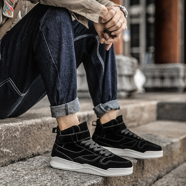 Öko bőrből készült, matricás férfi tornacipő új modellje