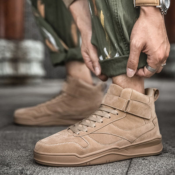 Öko bőrből készült, matricás férfi tornacipő új modellje