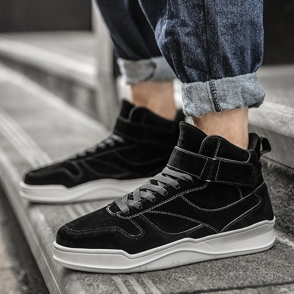 Öko bőrből készült, matricás férfi tornacipő új modellje