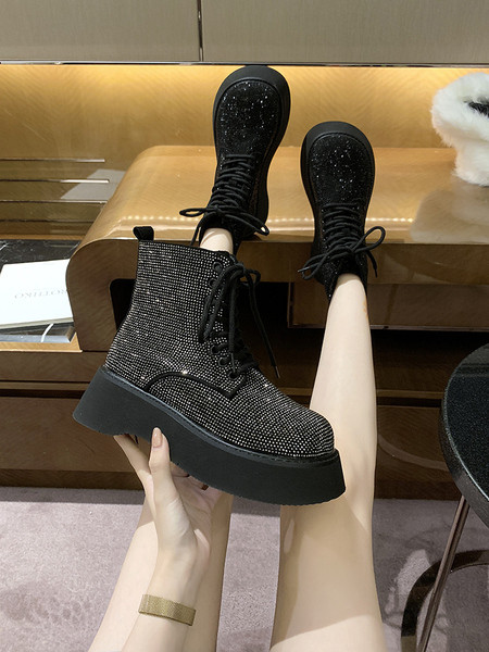 Stílusos női csizma magas talppal és kövekkel