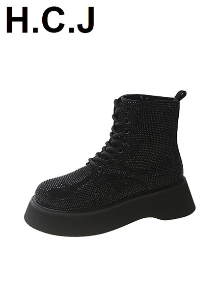 Stílusos női csizma magas talppal és kövekkel