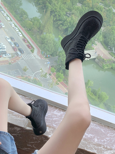 Stílusos női csizma magas talppal és kövekkel