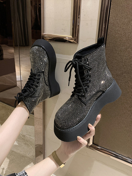 Stílusos női csizma magas talppal és kövekkel