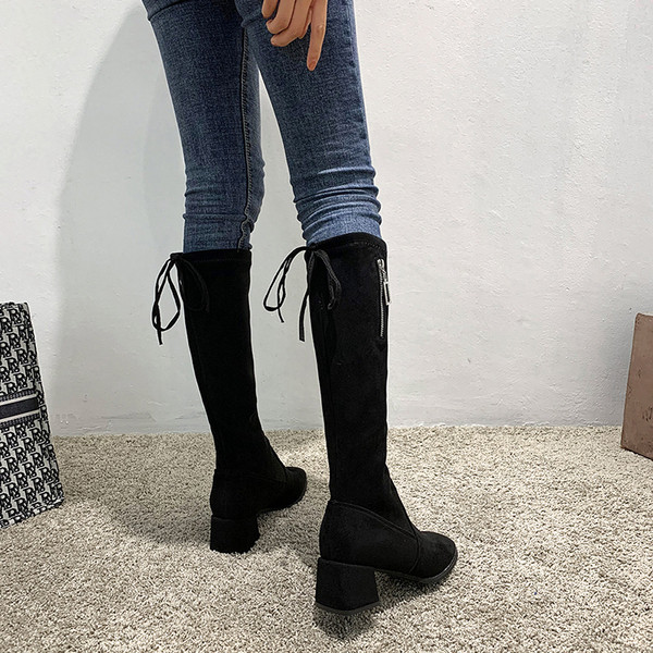 Öko velúrból készült női csizma vastag sarokkal és fűzővel