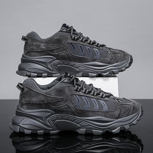 Alkalmi férfi tornacipő durva talppal és hálóval