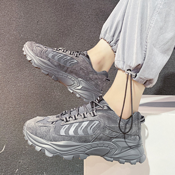 Alkalmi férfi tornacipő durva talppal és hálóval