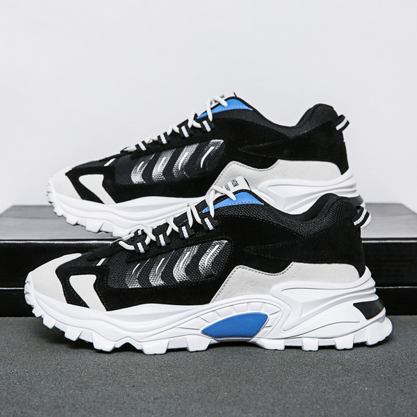 Alkalmi férfi tornacipő durva talppal és hálóval