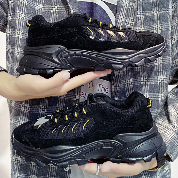 Alkalmi férfi tornacipő durva talppal és hálóval