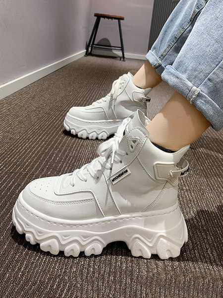 Öko bőrből készült női tornacipő új modellje, platformmal