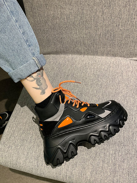 Öko bőrből készült női tornacipő új modellje, platformmal