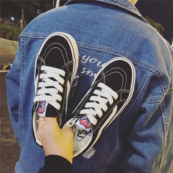 Férfi tornacipő lapos talppal és fűzővel