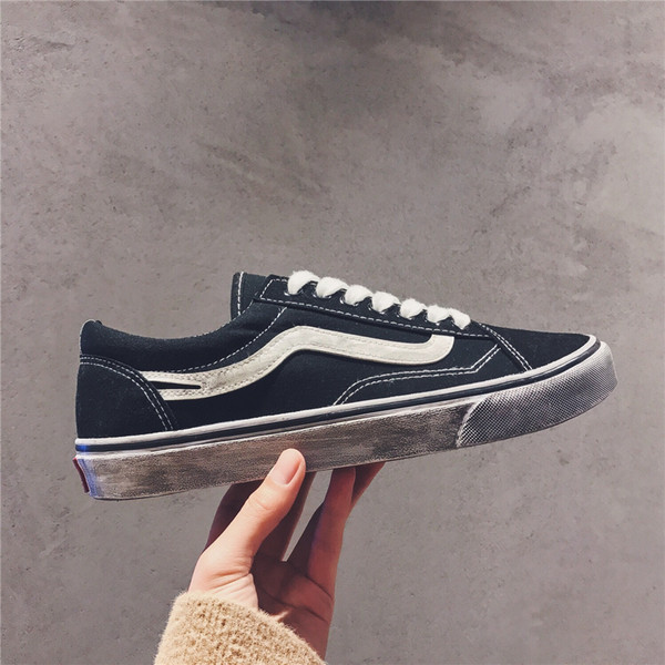 Férfi tornacipő lapos talppal és fűzővel