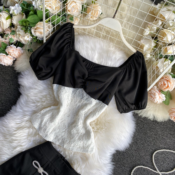 Női szett kétszínű blúzból és szoknyából, szalagokkal