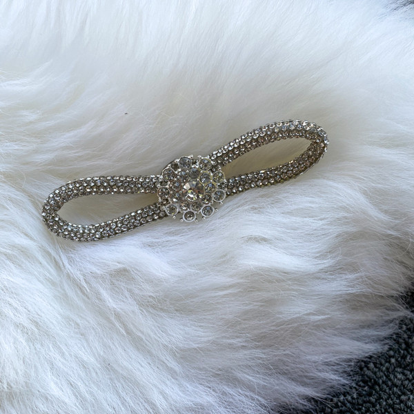 Női szett kétszínű blúzból és szoknyából, szalagokkal