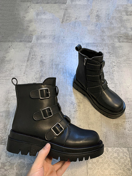 Eko bőrből készült stílusos női csizma magas talppal és fém csatokkal