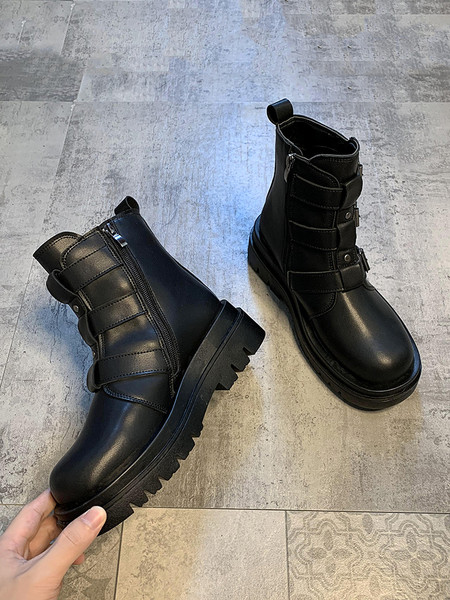 Eko bőrből készült stílusos női csizma magas talppal és fém csatokkal