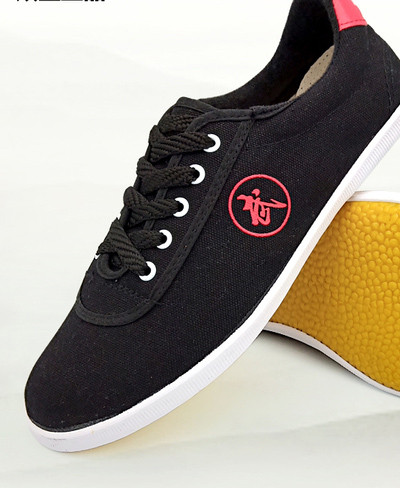 Alkalmi férfi tornacipő textilből, hímzéssel