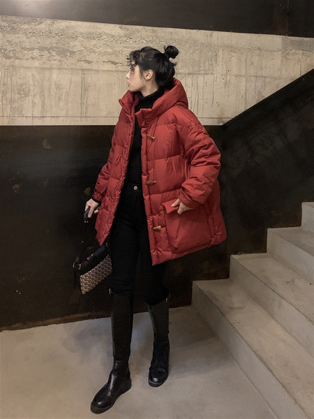 Modern női téli hosszú kabát magas gallérral és kapucnival