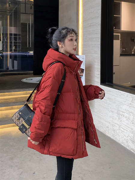 Modern női téli hosszú kabát magas gallérral és kapucnival