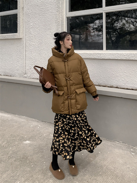 Modern női téli hosszú kabát magas gallérral és kapucnival